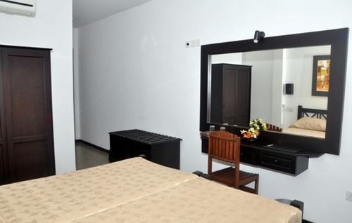 Scandinavia Hotel Hikkaduwa Buitenkant foto